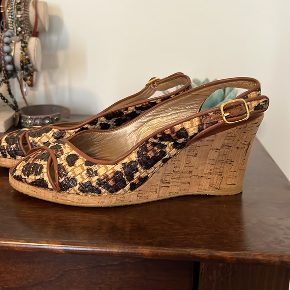 Stuart Weitzman peep toe wedge sandals. Size 6.5 EUC - Picture 3 of 5